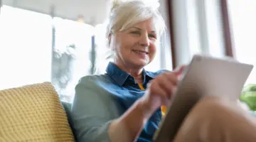 4 من أبرز الأدوات المفيدة لكبار السن (إلى جانب الهواتف)